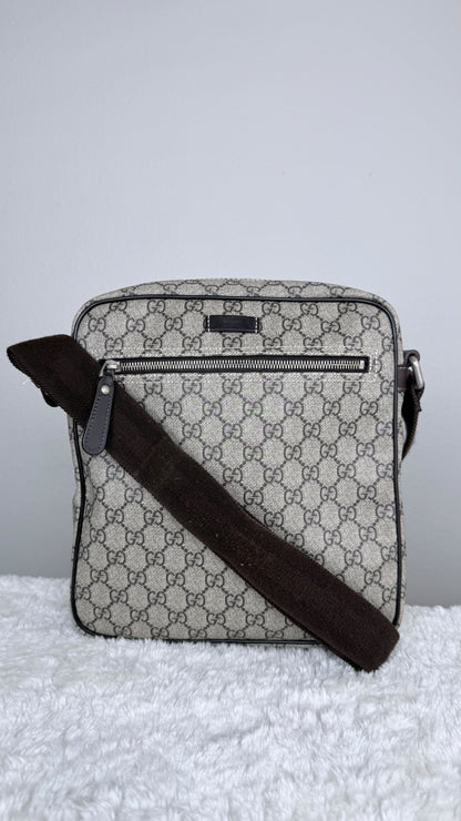 GUCCI Front Zip Messenger GG Supreme Coated Canvas Brown