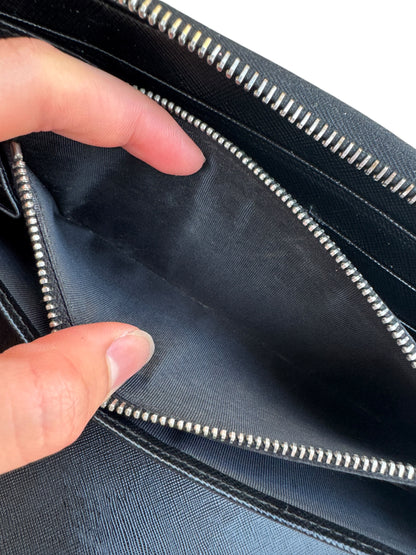WA5👛 Gucci Leather Zippy (COA Included) Retail $995