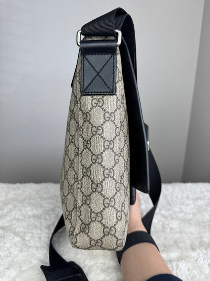GUCCI Buckle Flap Messenger Gg Supreme Coated Canvas Black