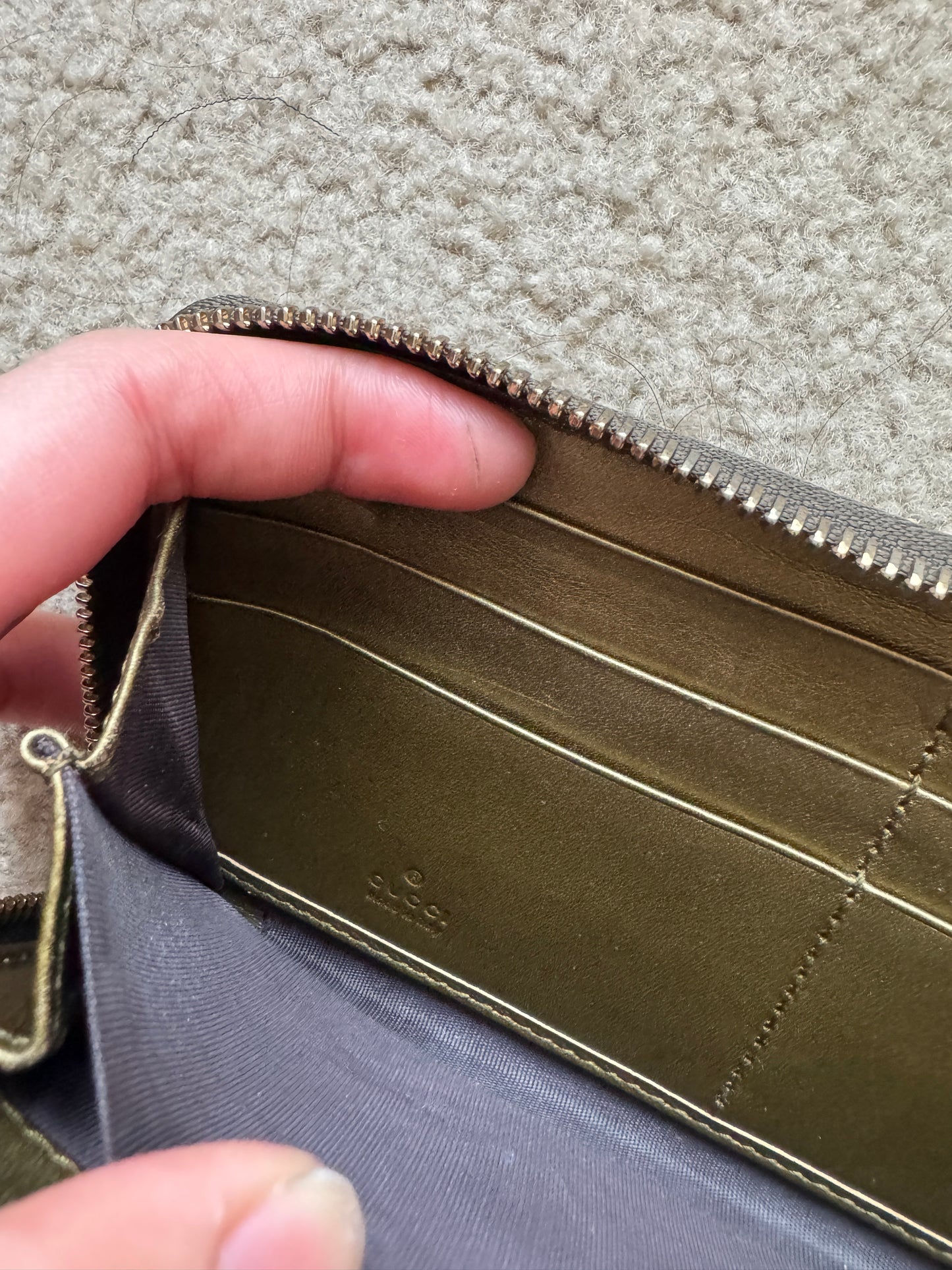 Gucci zippy heart wallet monogram gold