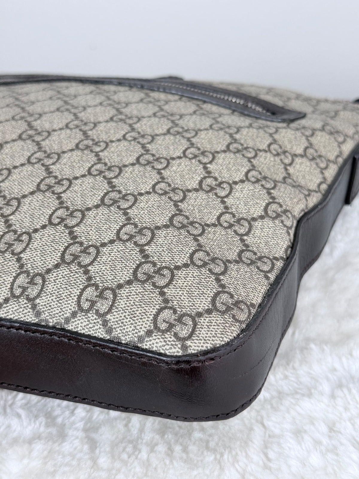 GUCCI Flat Front zip Gg Supreme Messenger Coated canvas