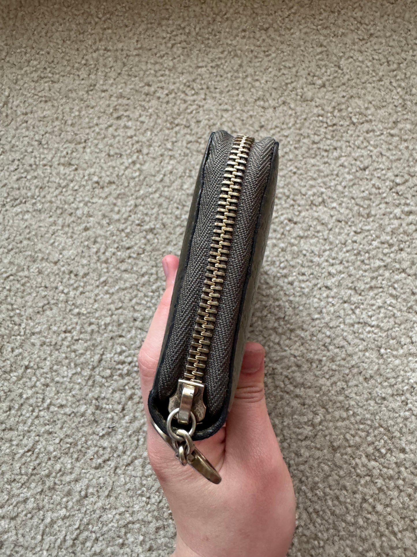 Gucci zippy heart wallet monogram gold