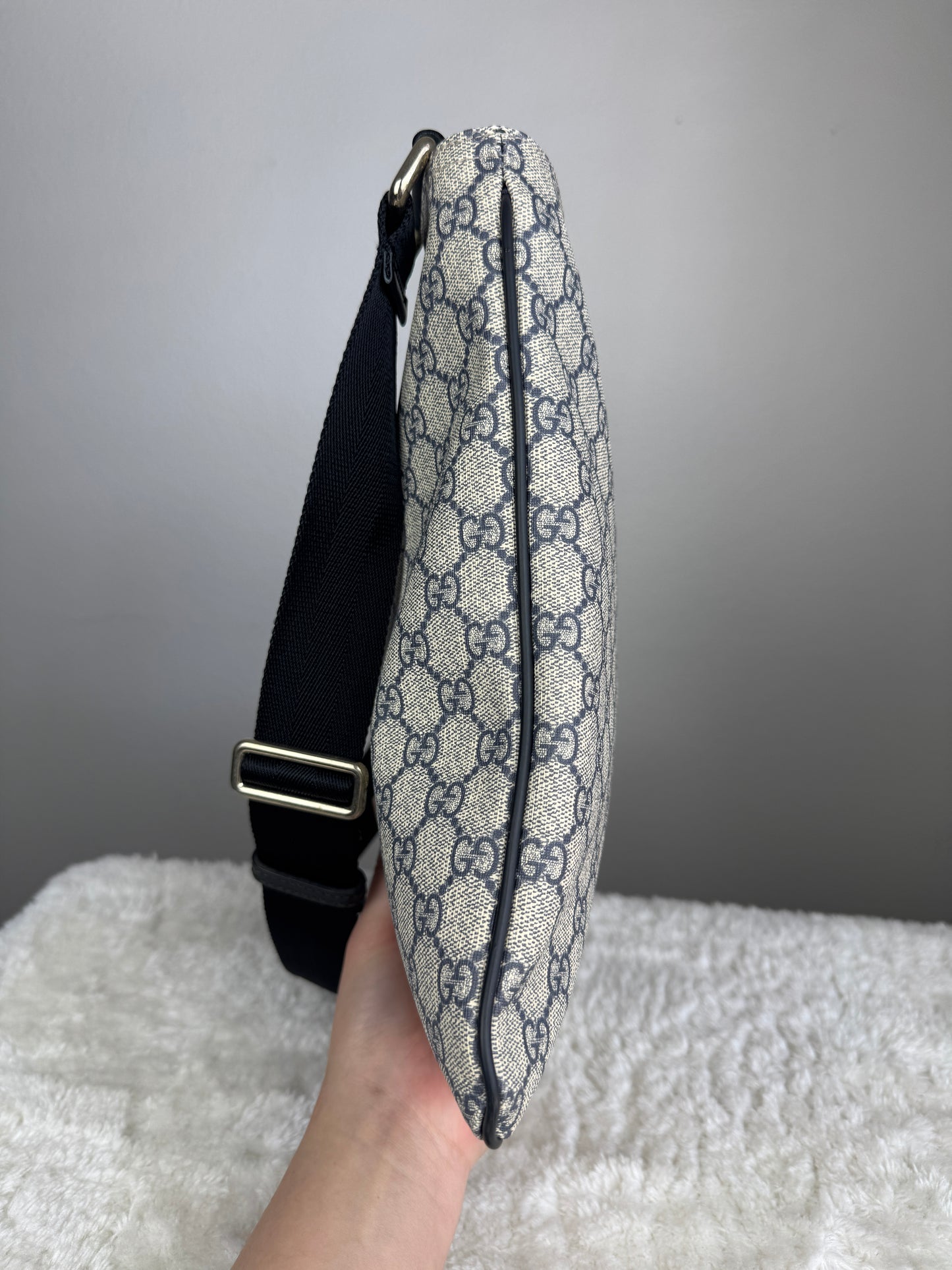 GUCCI Flat Messenger GG Supreme GG Coated Canvas Navy