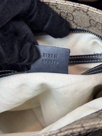 Gucci flat GG Supreme front zip messenger Navy