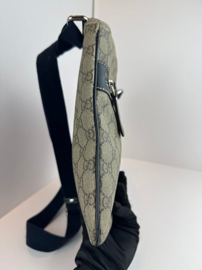 Gucci flat GG Supreme front zip messenger Navy